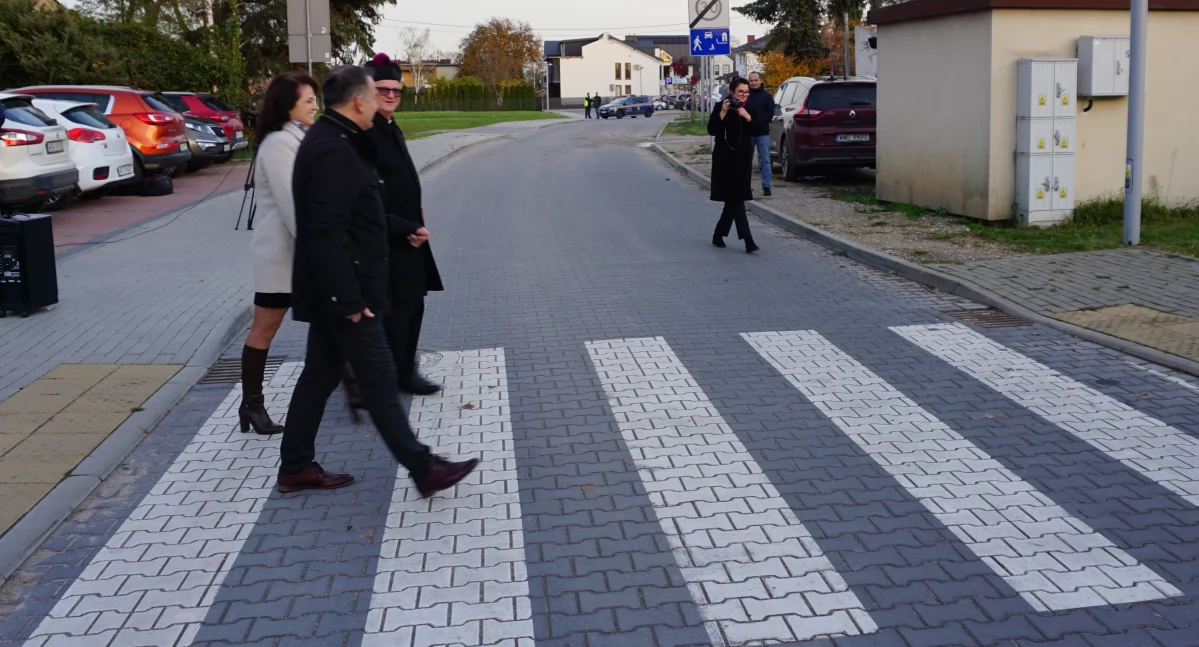Spacerem po przejściu dla pieszych symbolicznie otwarto nową ul. ks. Kazimierza Czarkowskiego w Węgrowie.  fot. sej