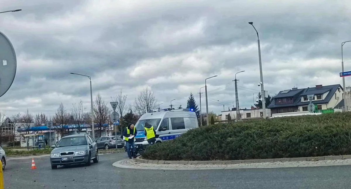 Potrącenie rowerzystki na rondzie w Siedlcach. Kobieta trafiła do szpitala - fot. ak