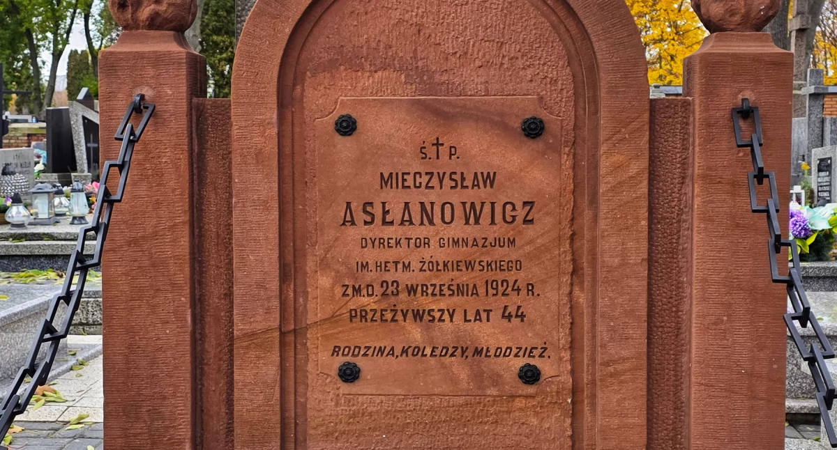 Przywrócili blask pamięci. Grób Mieczysława Asłanowicza znów wygląda jak dawniej - fot. Aga Król