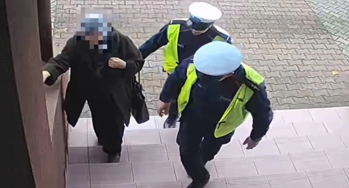 Garwolin: Policjanci pomogli zagubionej 84-latce na cmentarzu w Dzień Zaduszny - fot. Policja Garwolin