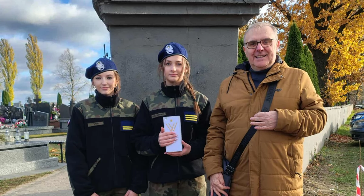 Kwestują uczniowie ZSP im. J. Kochanowskiego w Węgrowie z wicedyrektorem szkoły Leszkiem Redoszem. fot. arch.