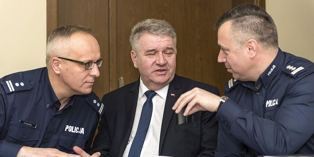 Na debacie byli obecni m.in.: od lewej komendant KMP w Siedlcach mł. insp. Marek Fałdowski, wicewojewoda mazowiecki Sylwester Dąbrowski, komendant wojewódzki insp. Tomasz Michułka. Fot. Janusz Mazurek - fot. 