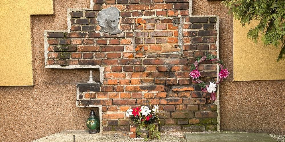 Z fragmentu zachowanego muru zniknęła pamiątkowa tablica. - fot. 