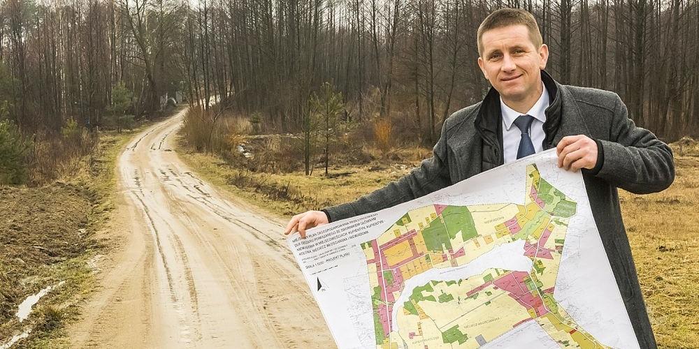 Ireneusz Wyszyński: Zgodnie z planem ta żwirowa droga zostanie poszerzona. Fot. Janusz Mazurek - fot. 