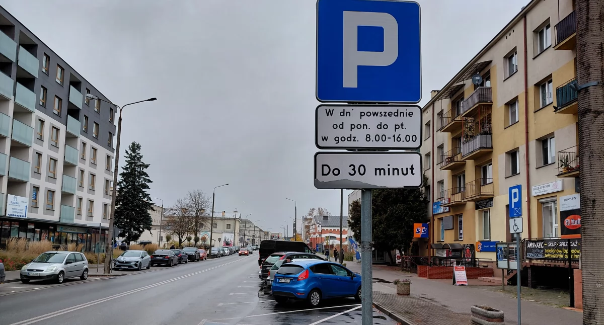 Naczelnik wydziału dróg tłumaczy, że centrum miasta  nie służy do tego, żeby zaparkować auto na cały dzień. Fot. KO