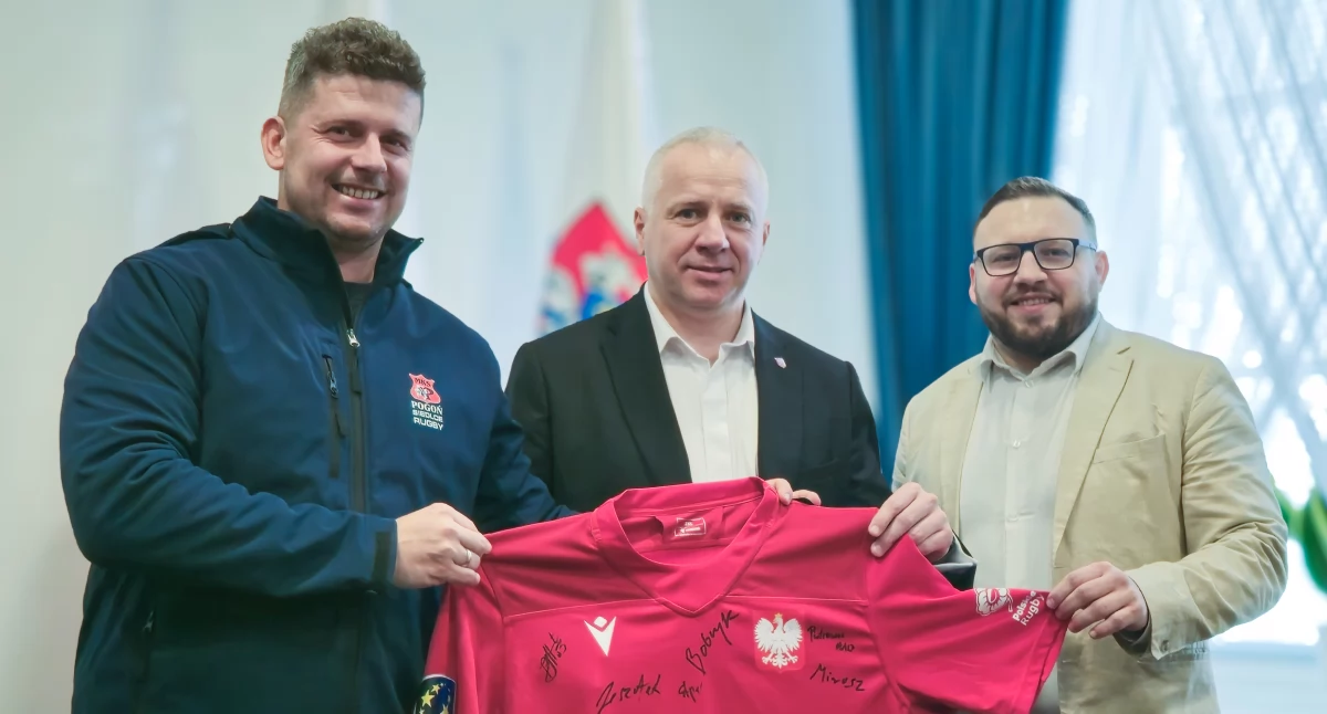 Rugby, Prezydent Siedlec Tomasz Hapunowicz rugbowym podziękowaniem - zdjęcie, fotografia