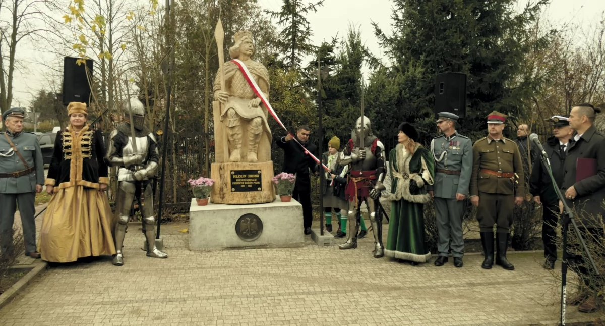 Burmistrz Łochowa Robert Gołaszewski odsłania rzeźbę króla Bolesława Chrobrego.  fot. Alina Grądzka UM w Łochowie