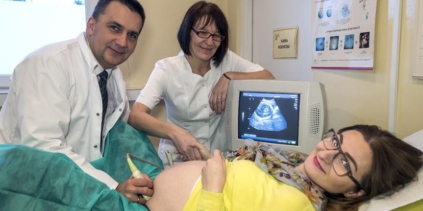 Artur Prusaczyk  i Ewa Prokurat z pacjentką (fot. J. Mazurek)