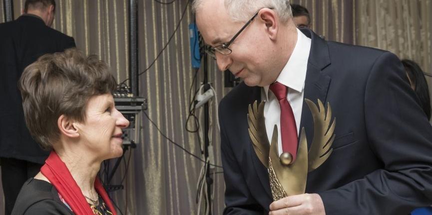 Elżbieta Sieradzińska - pierwsza laureatka nagrody Złote Skrzydła odbiera statuetkę z rąk redaktora naczelnego TS, Dariusza Kuziaka. Fot. Janusz Mazurek