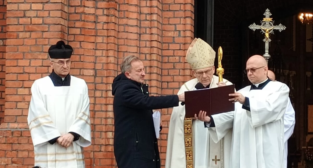 Biskup siedlecki Kazimierz Gurda wprowadził pielgrzymów przez drzwi katedry, która jest kościołem stacyjnym w Roku Jubileuszowym. Fot. EZ 