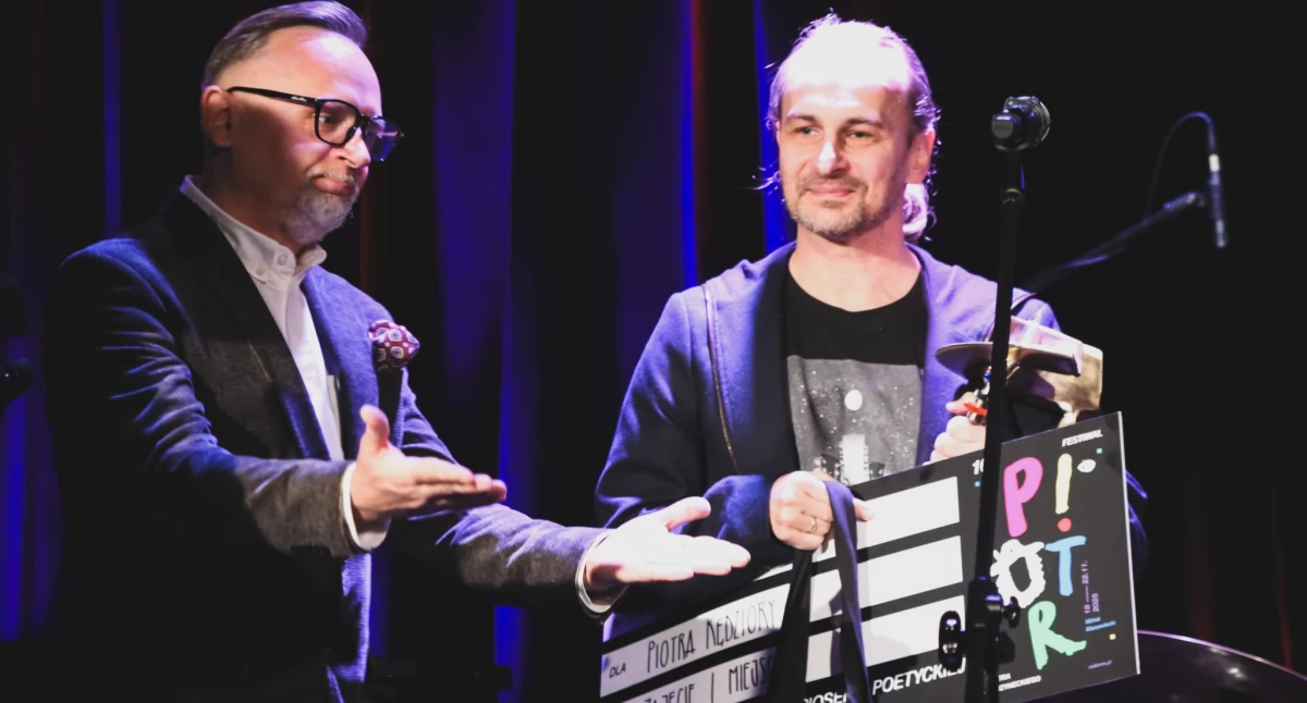 Burmistrz Marcin Jakubowski i laureat Piotr Kędziora fot. Miejski Dom Kultury w Mińsku Mazowieckim