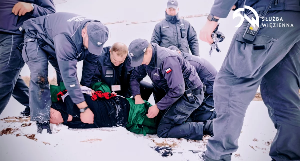 Ćwiczenia służb w Zakładzie Karnym w Siedlcach. Straż Pożarna, Policja i Służba Więzienna trenowały pożar i próbę ucieczki osadzonych - fot. Aleksander Piwko