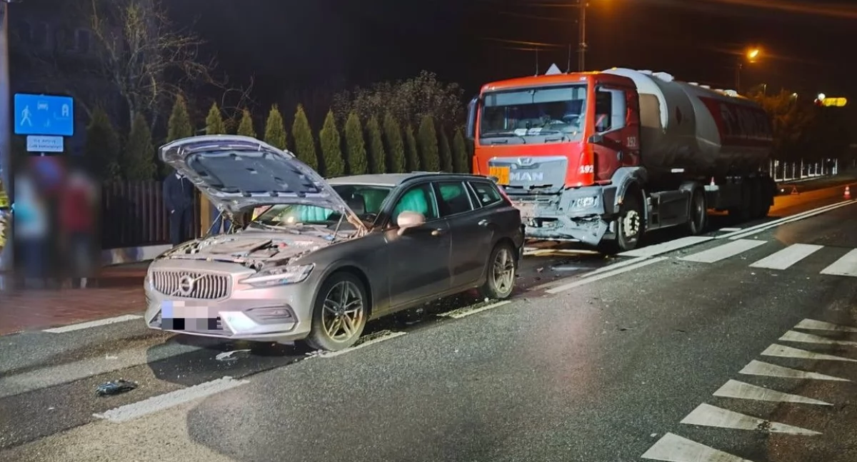 Żelechów: Kierowca ciężarówki wjechał w tył volvo. Policja apeluje – „Zachowaj odstęp!” - fot. Policja Garwolin