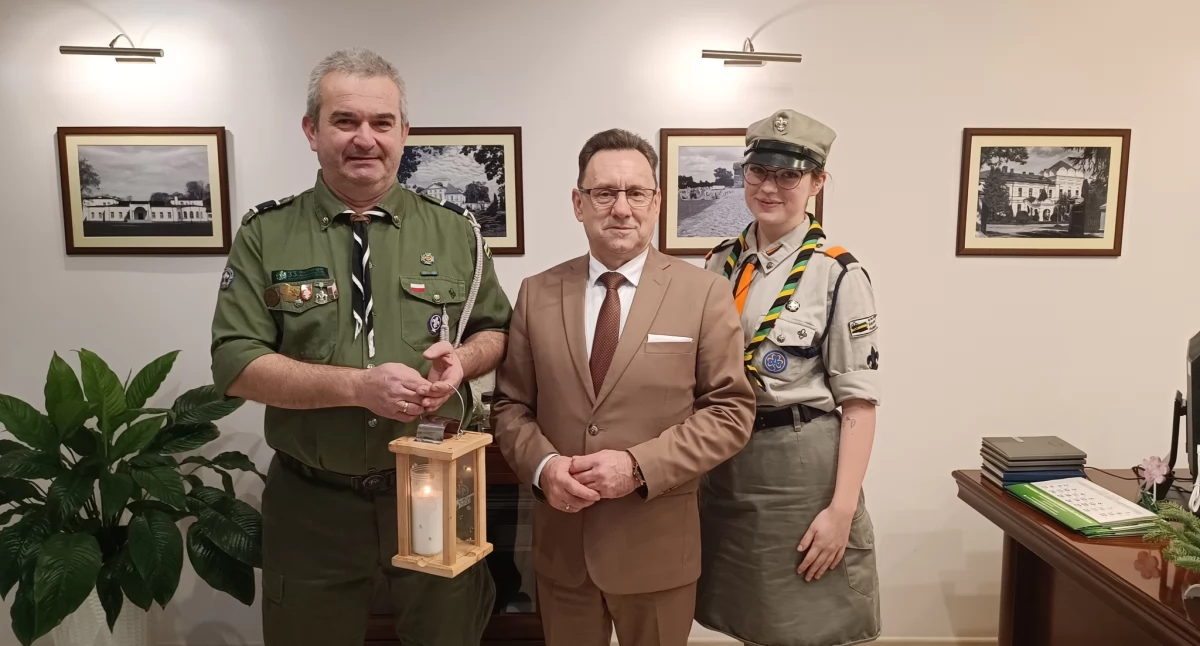 W przeddzień Wigilii starosta Adam Góral przyjął Betlejemskie Światło Pokoju, fot. Starostwo Powiatowe w Sokołowie Podlaskim