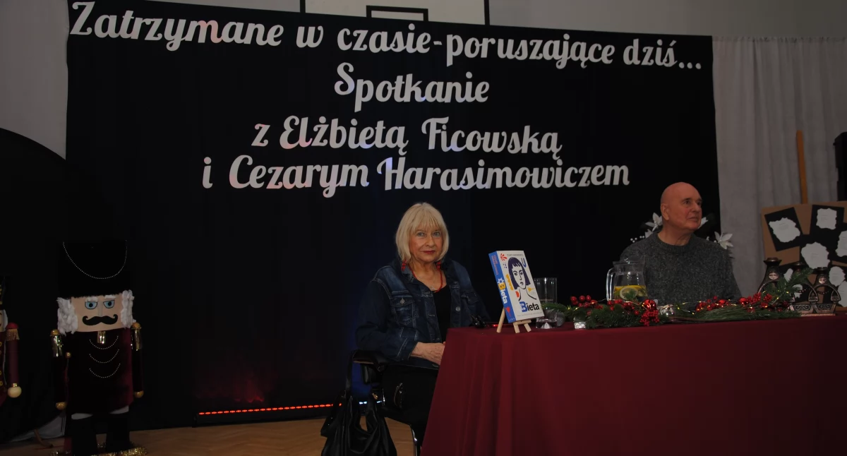Głos ocalałej i głos pisarza. Poruszające spotkanie Elżbiety Ficowskiej i Cezarego Harasimowicza w Żelkowie-Kolonii - fot. Jarosław Kurzawa