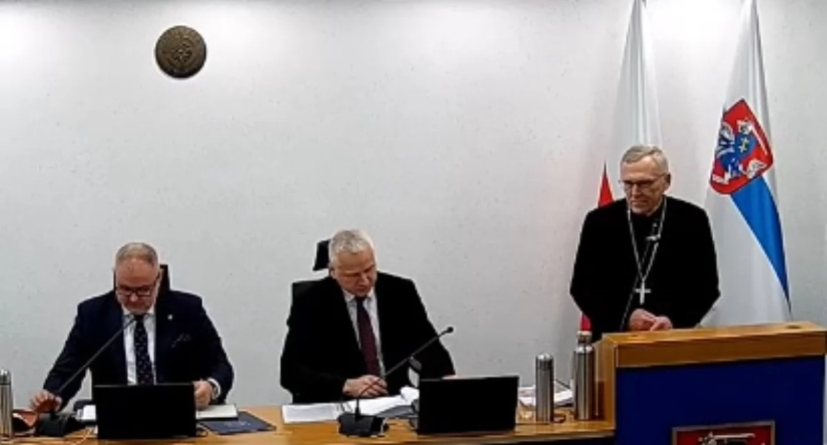 Biskup Kazimierz Gurda podziękował siedleckim radnym. Fot. screen z transmisji na żywo