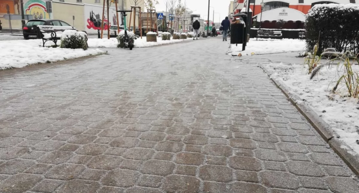 Śliski chodnik na ul. Armii Krajowej. Fot arch. EZ