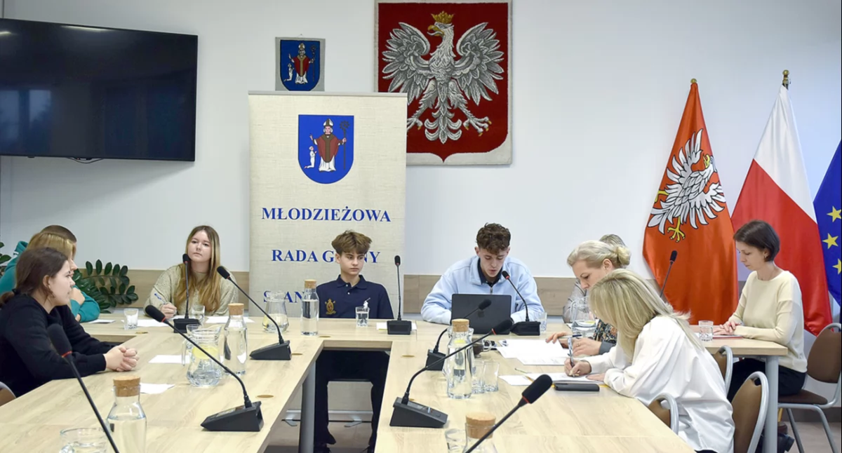 Sesja młodzieżowej rady gminy w Stanisławowie. 