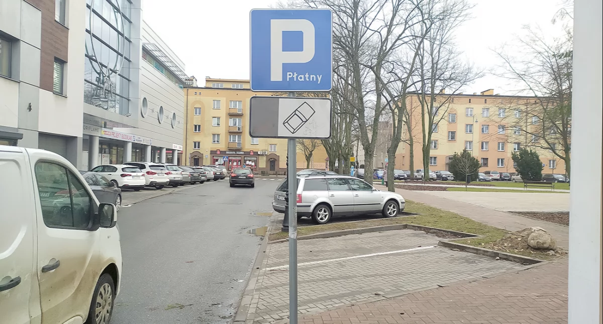 Strefa płatnego parkowania w okolicach urzędu miasta. Fot. MS
