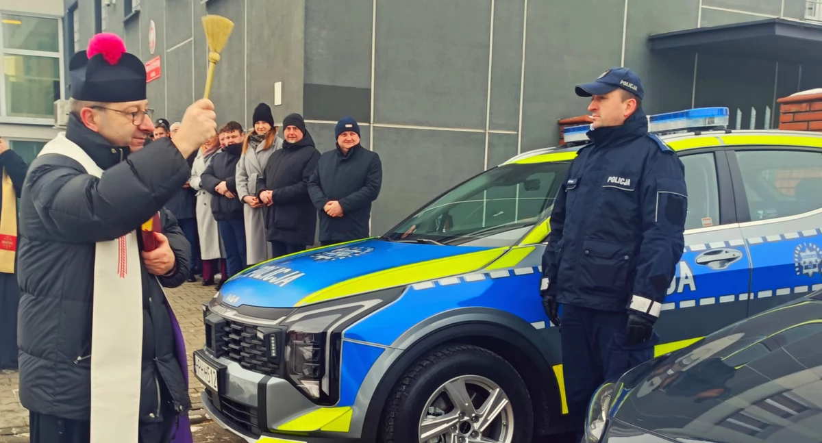 Policja, Łosice policjanci nowymi radiowozami - zdjęcie, fotografia