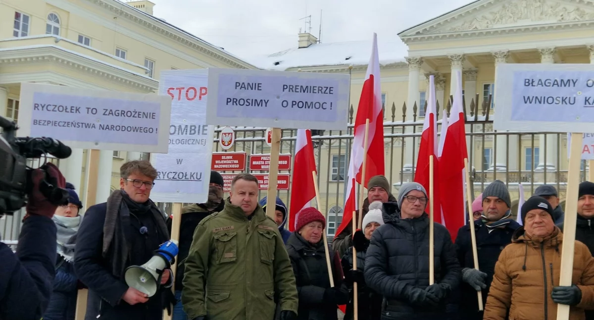 Burmistrz i mieszkańcy protestują w Warszawie. Apel o pilne decyzje ws. składowiska w Ryczołku - fot. ak