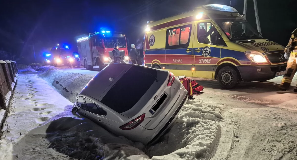 Tragiczne zdarzenie w Ładzyniu. Samochód w rowie, jedna osoba nie żyje - fot. OSP Ładzyń