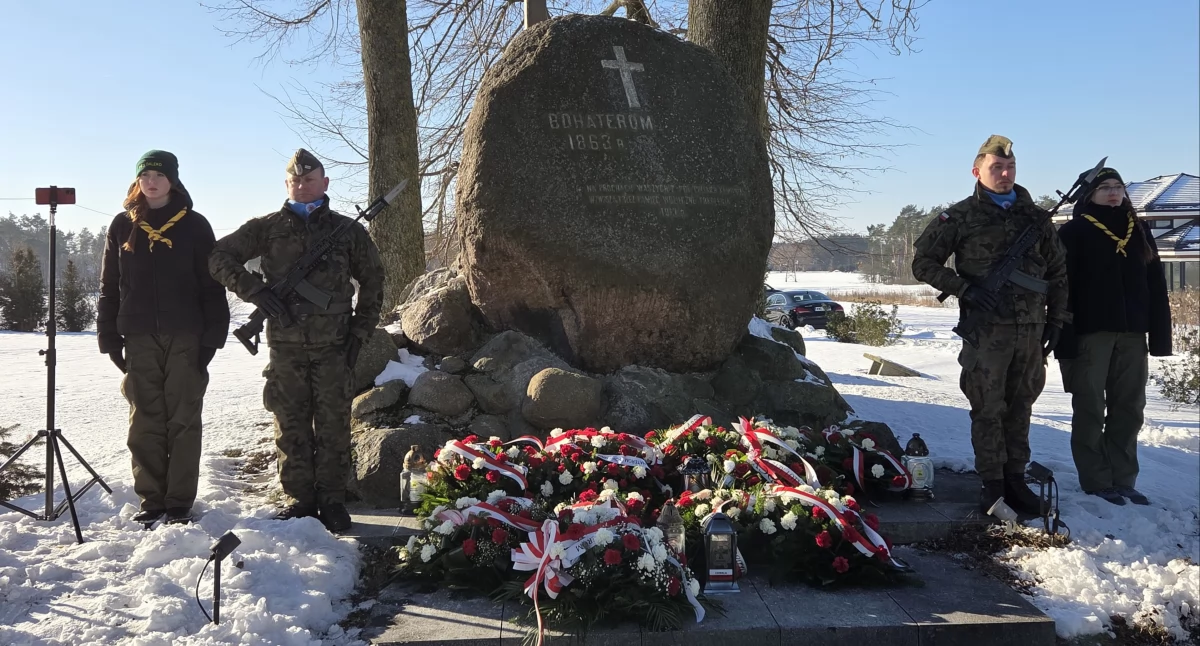 Warta honorowa pod obeliskiem upamiętniającym powstańczą bitwę z 3 lutego 1863 roku.  fot. sej
