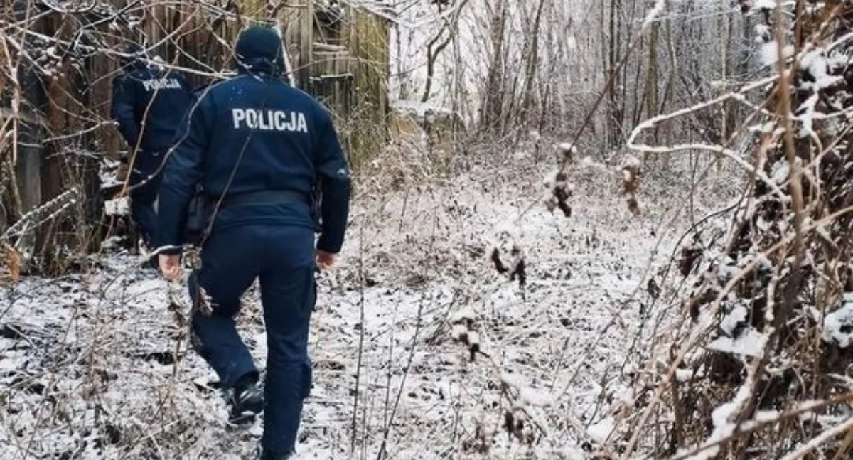 Nocne poszukiwania w gminie Sobolew. Policjanci odnaleźli wychłodzonego mężczyznę w lesie - fot. Policja Garwolin