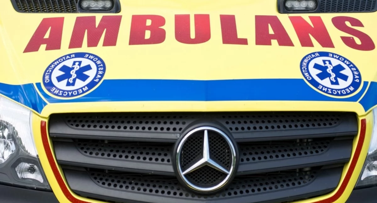 Wypadek w Przyworach Dużych. Samochód uderzył w drzewo, są utrudnienia w ruchu - fot. Aga Król