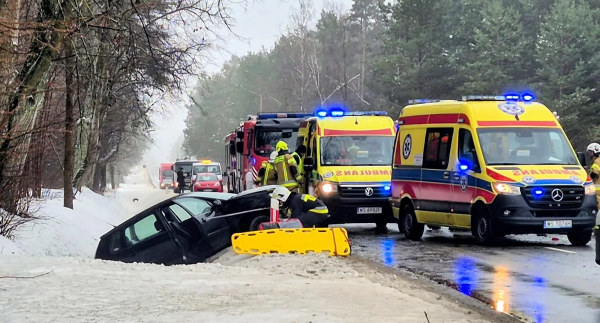 Funkcjonariusze Systemu Dozoru Elektronicznego przystąpili do udzielania pomocy poszkodowanym. Fot. ZK w Siedlcach