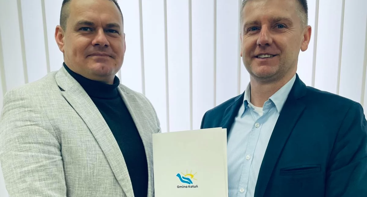 16 lutego wójt Gminy Kotuń Daniel Celiński podpisał umowę z firmą STRABAG Sp. z o.o. na realizację zadania „Rozbudowa drogi gminnej nr 360315W Kotuń – Polaki”.