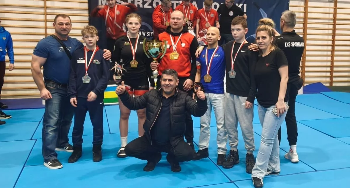 Zapasy, Ukoronowani Koronowie mistrzowskie medale zapaśników - zdjęcie, fotografia