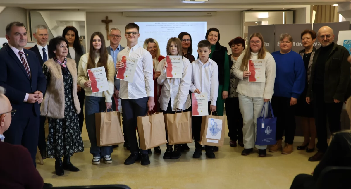 Laureaci konkursu o Powstaniu Styczniowym z przedstawicielami organizatorów i władz Węgrowa. 