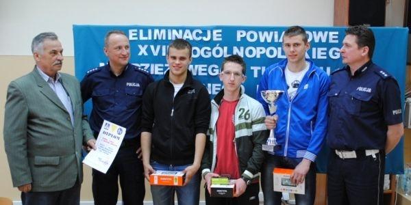 Laureaci powiatowej edycji Młodzieżowego Turnieju Motoryzacyjnego z przedstawicielami łukowskiej KPP. Na zdjęciu pierwszy z prawej, komisarz Robert Koźlak, naczelnik Wydziału Ruchu Drogowego KPP, drugi z lewej - nadkomisarz Andrzej Dudzik, oficer prasowy  - fot. 