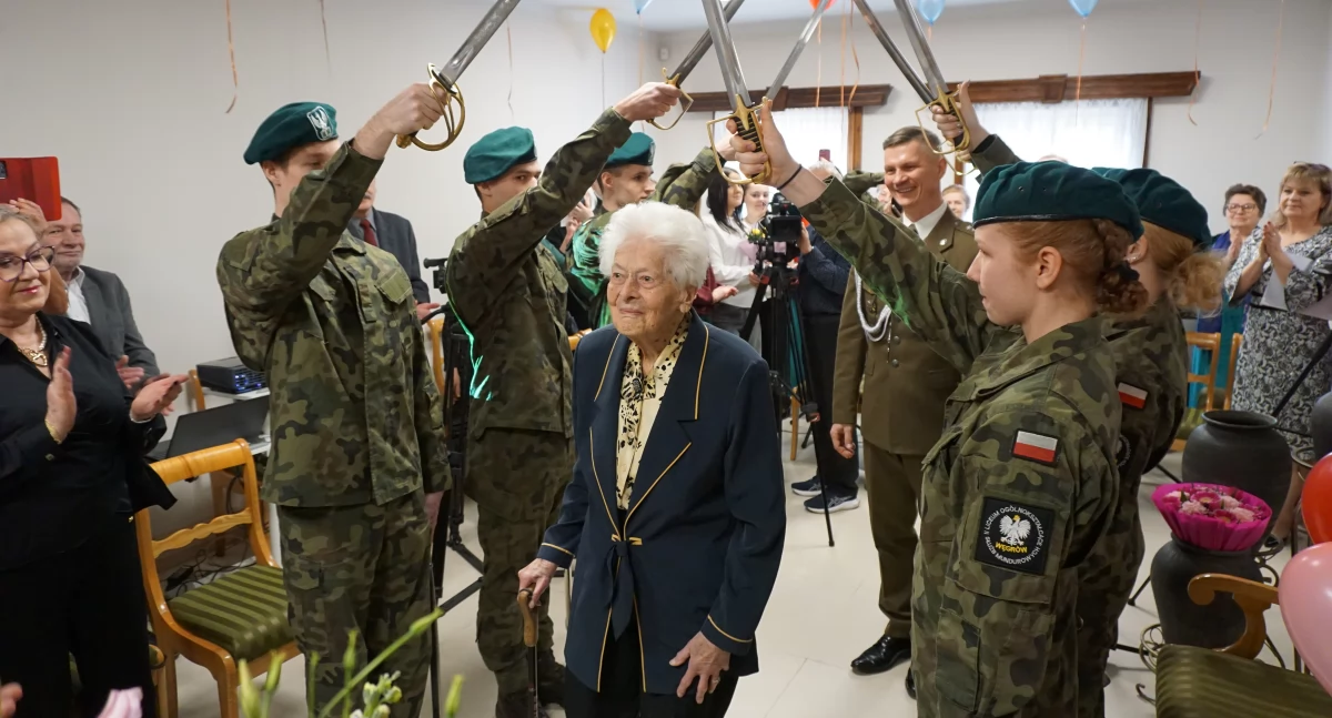 Porucznik Zofia Wangrat wchodzi na uroczystość swoich 102. urodzin.  fot. sej