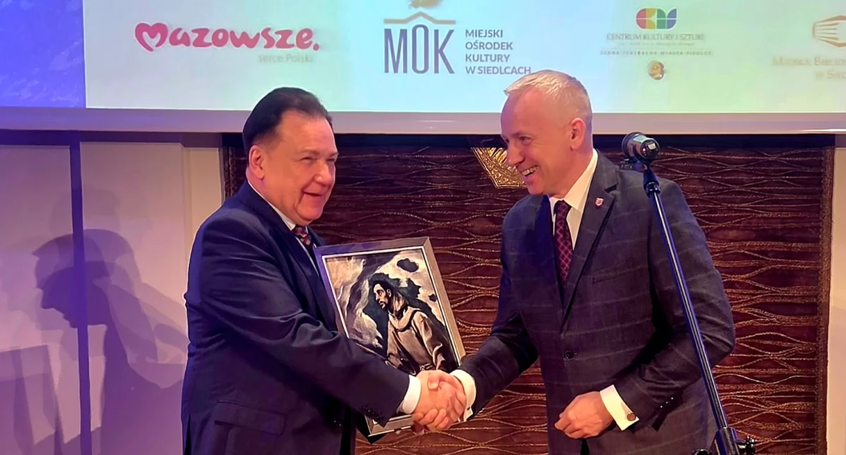 Marszałek Adam Struzik otrzymał od Tomasza Hapunowicza reprodukcję obrazu El Greca. Fot. MZ