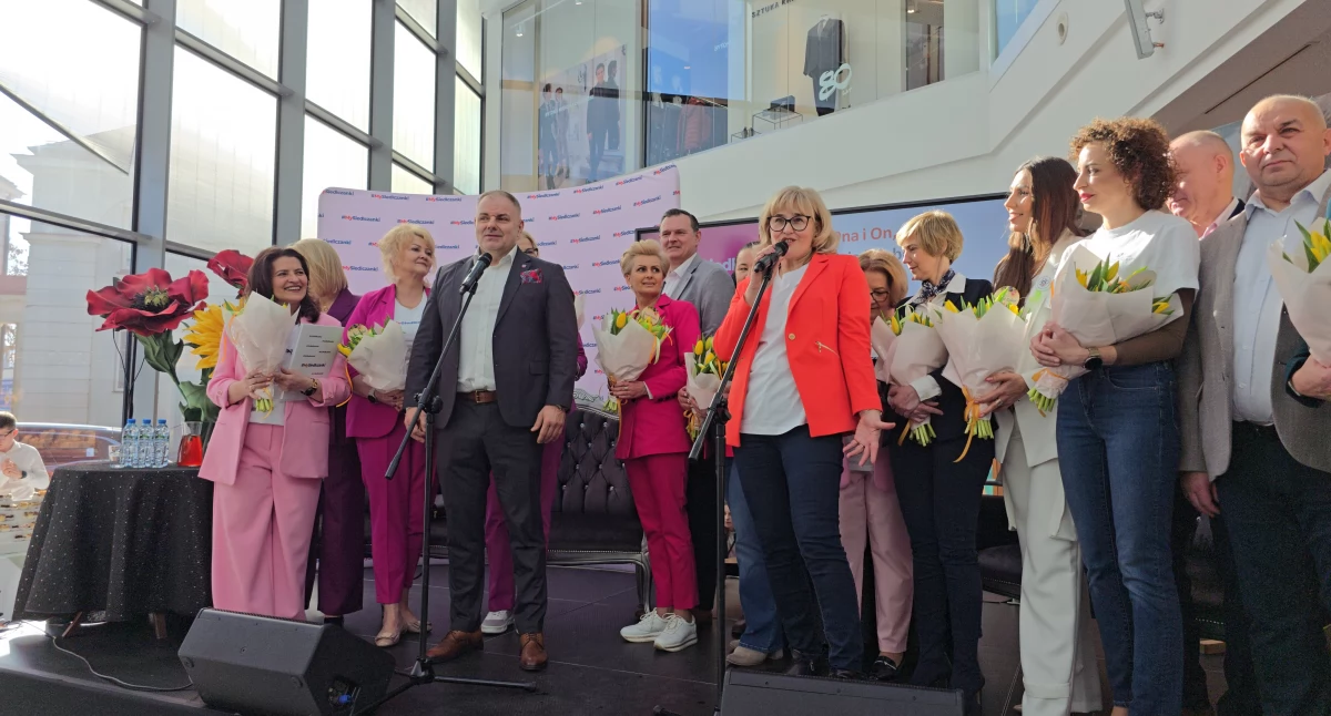 Tulipany rozdawano nie tylko na scenie, ale w całej Galerii Siedlce. Fot. MP