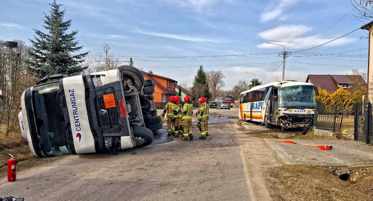 Zderzenie cysterny z autokarem w Posiadałach. Sześć osób poszkodowanych, droga zablokowana