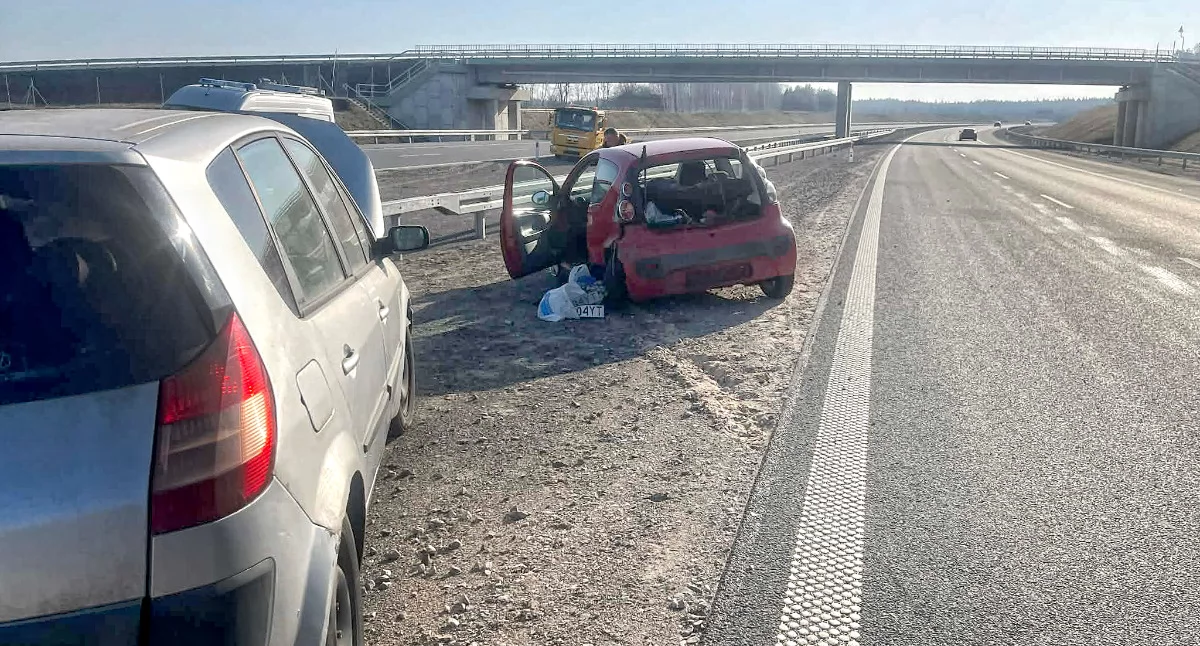 Kolizja na autostradzie A2 w kierunku Siedlec. Zderzyły się dwa samochody - fot. ak