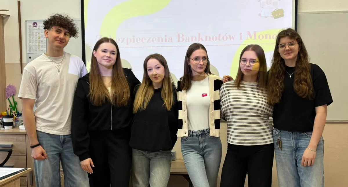 Uczniowie z Siedlec uczą dzieci finansów. „Lekcje z Panem Pieniążkiem” w Ekonomiku
