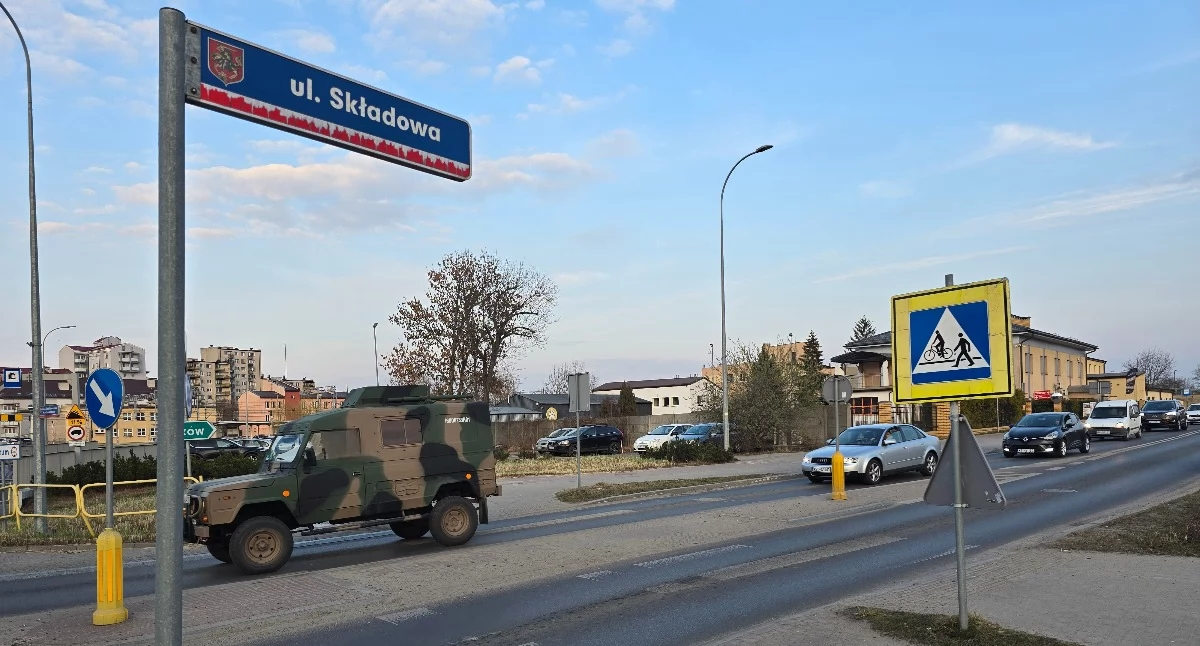 Na ul. Składowej w godzinach szczytu ruch jest nieprzerwany. Fot. MP