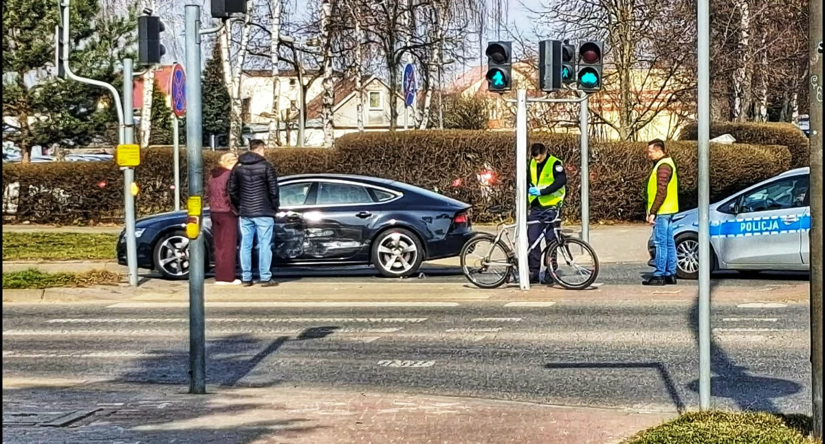 Zderzenie auta z rowerzystą w Siedlcach. Utrudnienia na ważnym skrzyżowaniu - fot. ak