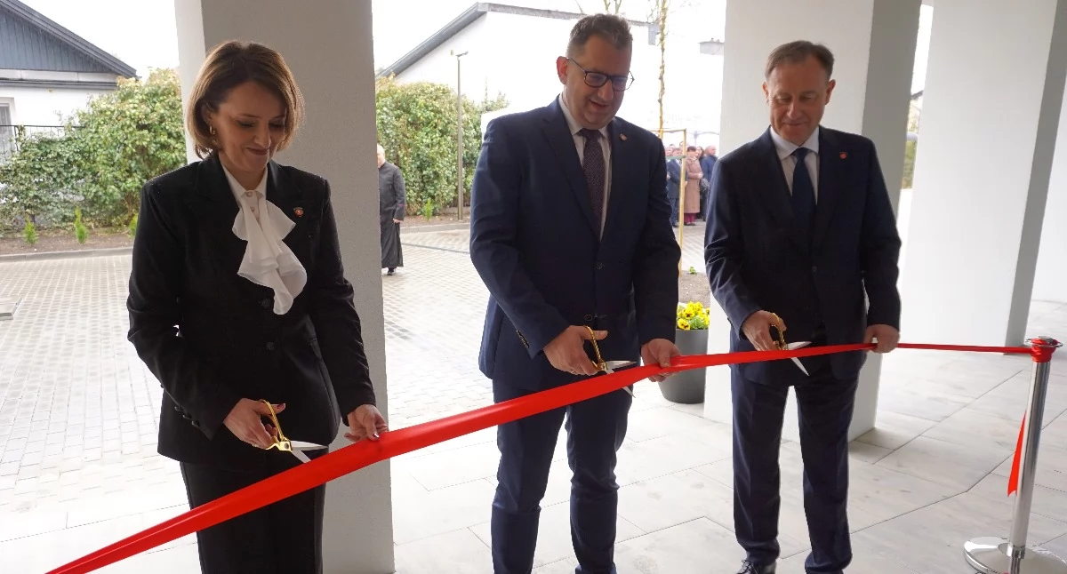 Wstęgę symbolizujące otwarcie US przecięli: Magdalena Popowska, Marcin Łoboda i Dariusz Hys.  fot. sej 