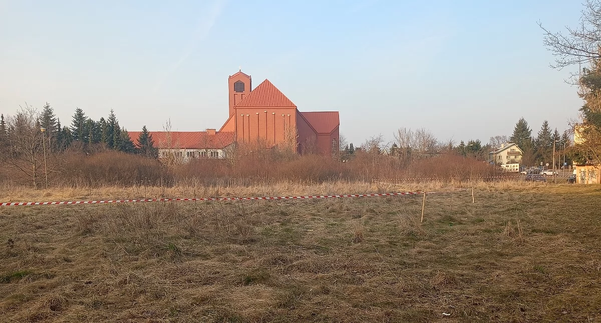 Tereny ujęte w planie ZPI są już ogrodzone taśmą. Fot. Mieszkańcy