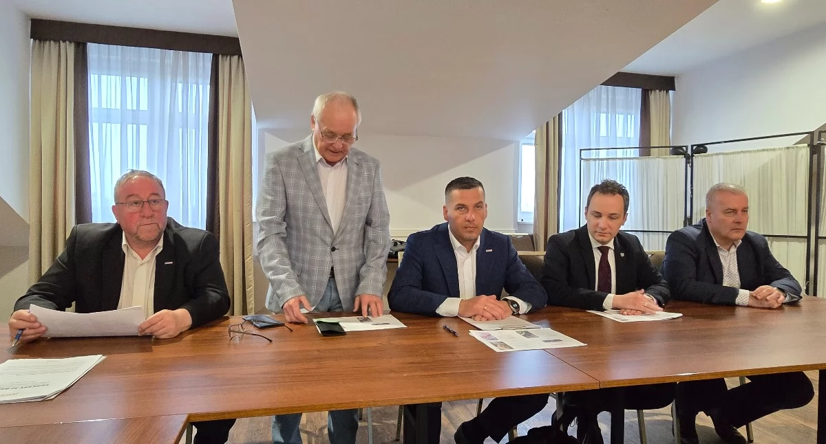 Od lewej: Andrzej Gurgielewicz, Zbigniew Stąsiek, Daniel Oliszewski, Patryk Fajdek, Maciej Drabio. Fot. MP