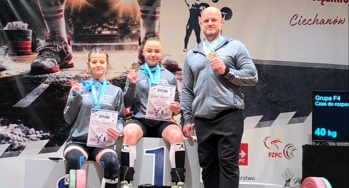 Trener Robert Dołęga z medalistkami Olimpijczyka - Andżeliką Młynarczyk i Julią Linkiewicz