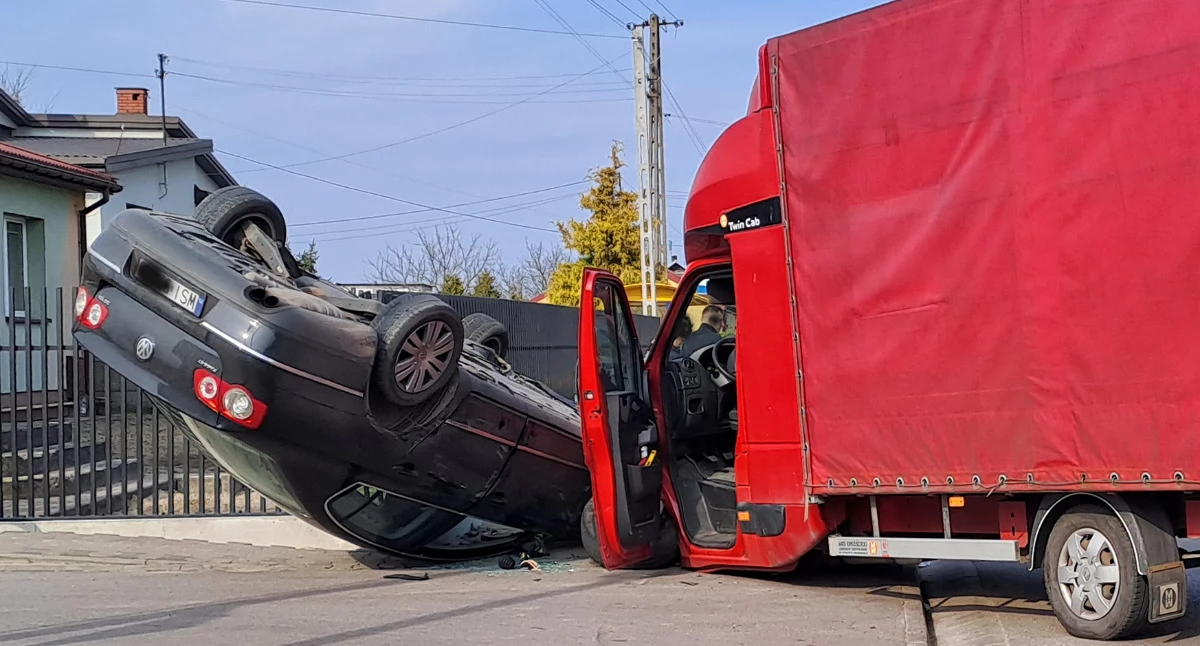 Zderzenie dwóch aut w Golicach. Volkswagen dachował - fot. ak