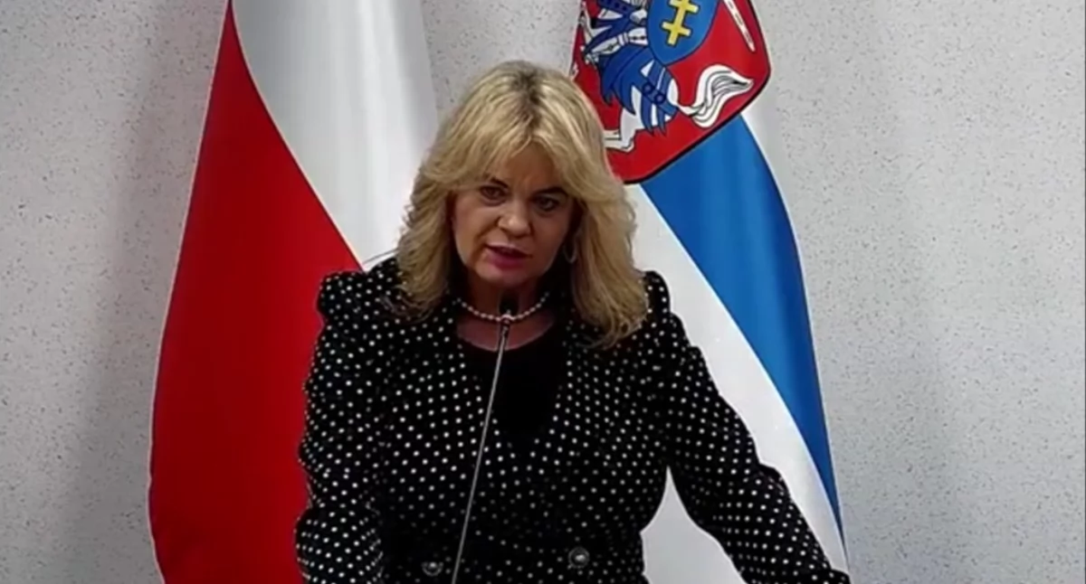 Podczas tej sesji radna Bożena Uziębło, aby podkreślić wagę tematu, przemawiała z głównej mównicy. Fot: Print Screen