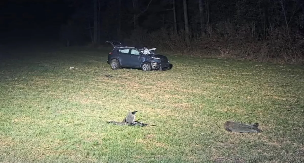 Dachowanie na DK2 w Tchórzewie Plewkach. Auto wypadło z drogi - fot. Straż Zbuczyn