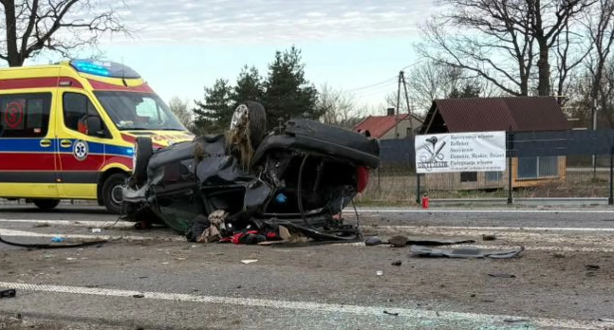 Wypadek w Nowych Osinach. Dachowanie i śmigłowiec LPR na miejscu - fot. ak